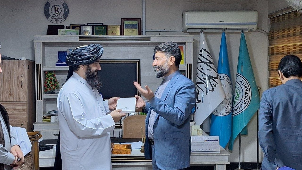 دکتر سیدروح الله حسینی رایزن فرهنگی ایران و رئیس دانشگاه ننگرهار بر توسعه همکاری‌های علمی تأکید کردند.